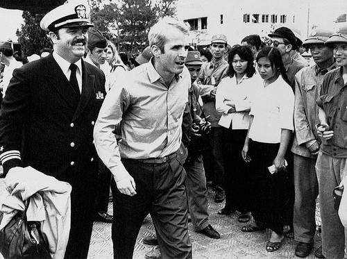 Thượng nghị sỹ Đảng Cộng Hòa bang Arizona John McCain khi còn trẻ là phi công lái máy bay chiến đấu, ảnh chụp lúc ông được trao trả về Mỹ năm 1973